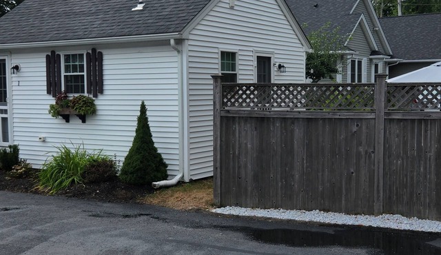 Charming 1-bedroom cottage in lovely Charlestown with WiFi, AC