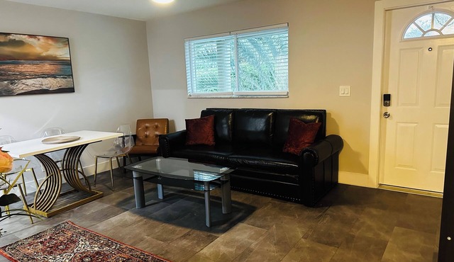 Charming 1-bedroom apartment in prime E Delray Beach with WiFi, AC, pets welcome