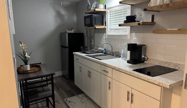 Charming 1-bedroom guesthouse in nice Douglasville with WiFi, AC