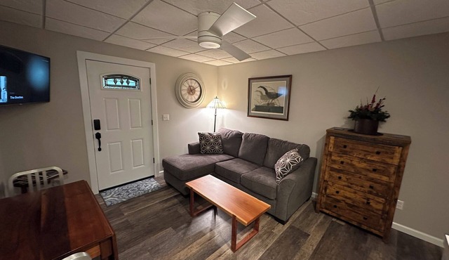 Charming 1-bedroom apartment in brilliant Ellwood City with WiFi, AC