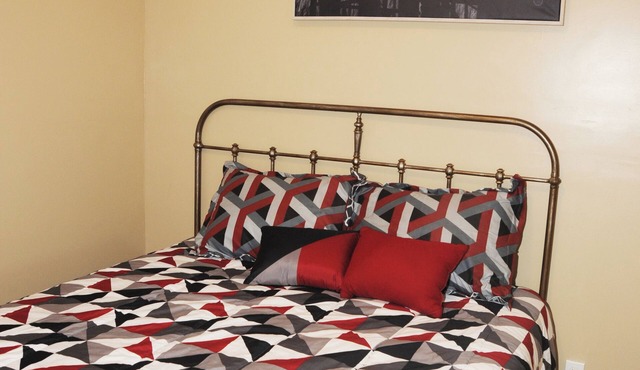 Charming 1-bedroom tiny home in Hazel Green, Al with AC/Heat. Largefront porch.