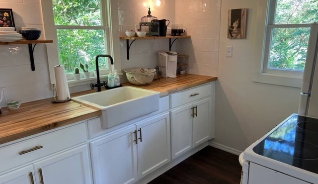 Charming 1-bedroom cottage with AC, WiFi in quaint Avondale area of Jax.