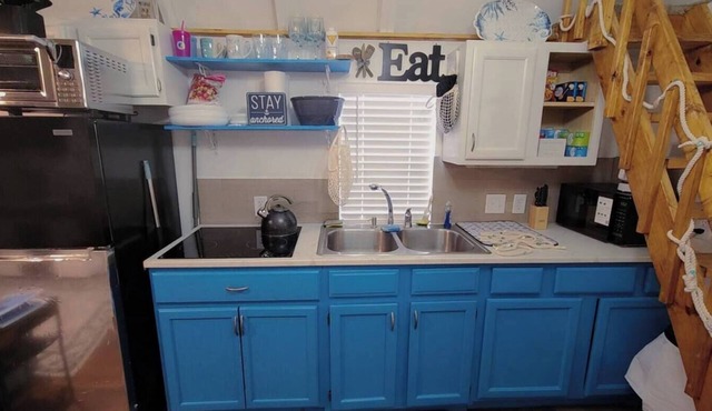 Charming 1-bedroom queen bed cottage in tranquil Jacksonville with AC