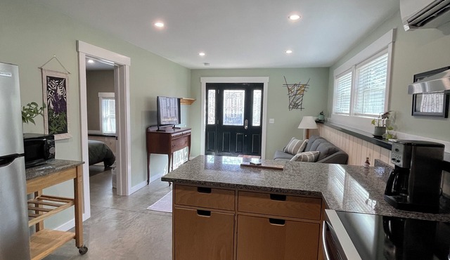 Charming 1-bedroom apartment with AC, WiFi in tranquil Lincolnville