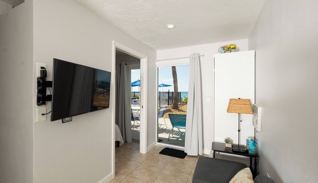 Charming 1-bedroom, Beachfront condo in fabulous Longboat Key steps to the beach