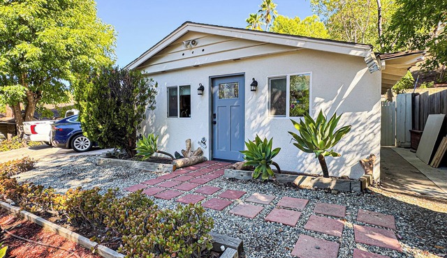 Charming 1-Bedroom Oasis in Woodland Hills- RE