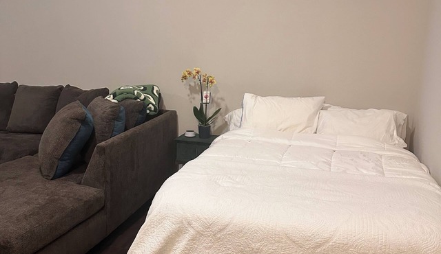 Charming 1-bedroom room w/private entrance in Martinsburg with AC, WiFi