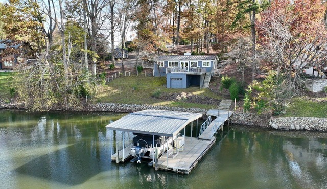Charming 1-bedroom waterfront cottage with boat dock on Lake Norman