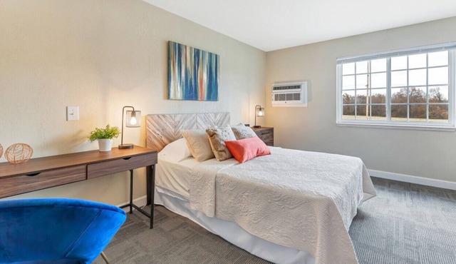 Charming 1-Bedroom Hotel off I-70 & New Florence