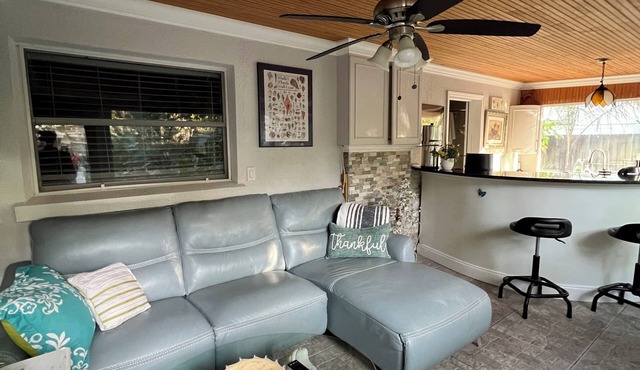 Charming 1-bedroom Guesthouse in amazing Ozona with Free Parking & WiFi