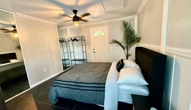 Charming 1-bedroom townhome in Palm Valley with outdoor shower