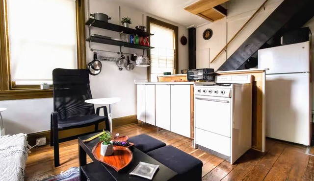 Charming 1-bedroom apartment with AC, WiFi in phenomenal Fish town Philadelphia