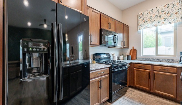 Charming 1-Bedroom Casita with Full Kitchen, Private Garage & Cozy Outdoor Area
