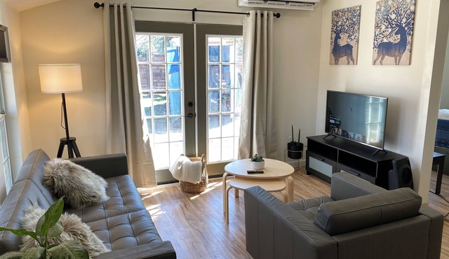 Charming 1-bedroom cottage with WiFi, AC in amazing San Antonio