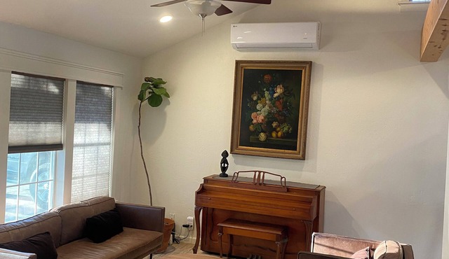 Charming 1-bedroom house in brilliant San Antonio with WiFi, AC