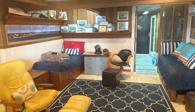 Charming 1-bedroom cottage in brilliant Stock Island Artistic marina