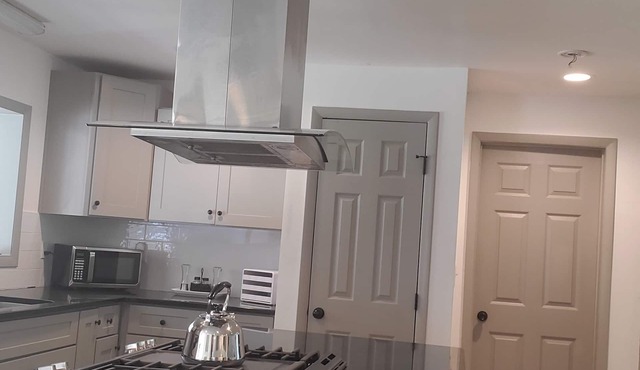 Charming 1-bedroom house with WiFi, AC in pleasant Stockbridge, event charge