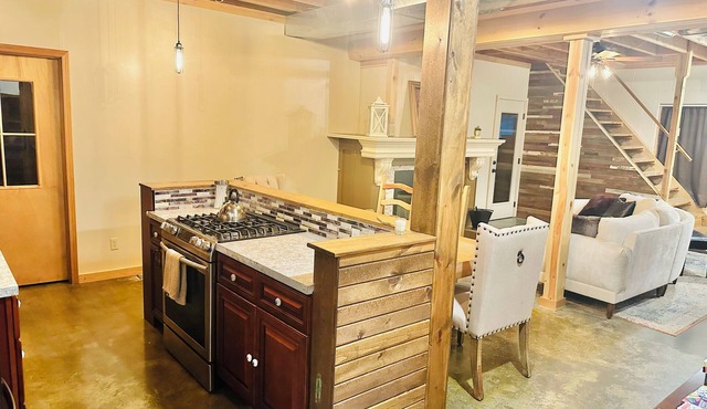 Charming 1-bedroom house in pleasant Sugar Creek with AC