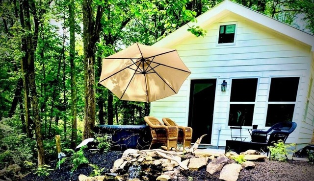 Charming 1-bedroom cottage on pond with hot tub in delightful Talking Rock.