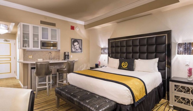 Charming 1-bedroom villa with jetted hot tub located in the heart of Las Vegas
