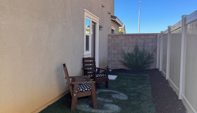 Charming 1-bedroom villa in Hemet with AC attached to main home casita.