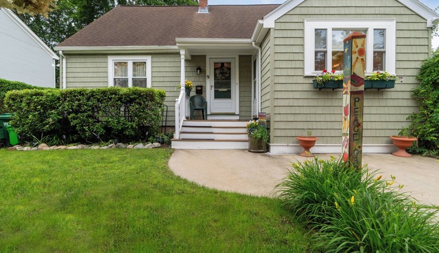 Charming 1-bedroom well located Garden Apartment in Historic West Medford