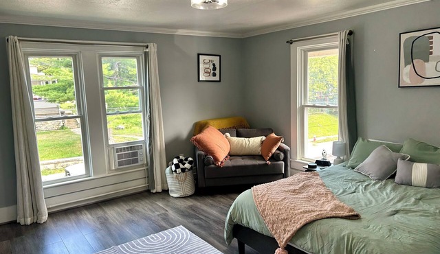 Charming 1-bedroom with Office, Full Kitchen, strong WiFi, Washer, and Dryer