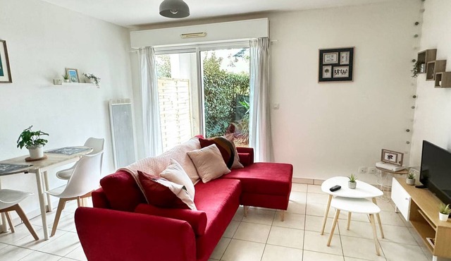 Charming 1-BR Apt in Quiet Area, 20 mins Walk to Center, Parking, WiFi, Pet-Friendly, Terrace