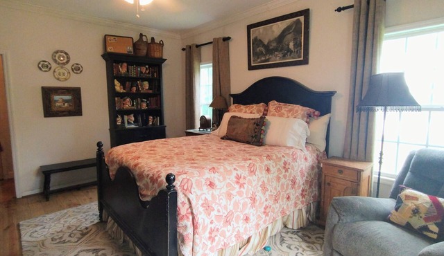 Charming 1 BR Lake Access Apartment in delightful Ashville