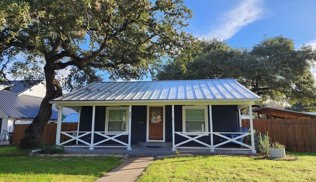 Charming 1-BR pet friendly house in Lockhart. Short stroll to the best BBQ spots