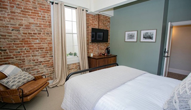 Charming 1 BR Queen Guest Room at the Historic Jacksonville Inn. Walk to downtown shops, dining, and the Britt Festival grounds. Perfect for a quick stopover or a romantic Oregon wine country visit.