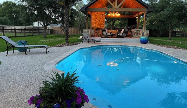 CHARMING 1-BR Texas Ranch Cottage near Downtown Houston with AMAZING POOL &PATIO