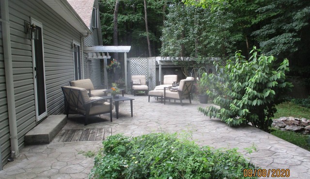 Charming 1-floor modern farmhouse -ENTIRE HOUSE. Privacy wooded overlook of pond