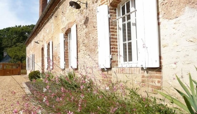 Charming 12-Person Cottage with Garden, BBQ & Bikes near Chartres