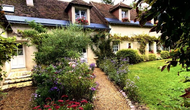 Charming 18th Century Farmhouse: Tranquil Retreat, Loire Castles Nearby, Family-Friendly Amenities