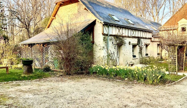 Charming 18th Century Farmhouse: 4BR, Modern Comfort, Large Woodland Park, Family-Friendly Amenities