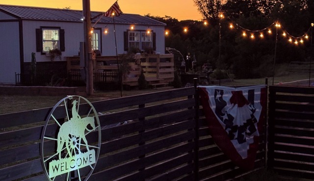 Charming 1 room cottage with overnight horse boarding, country views, and WiFi