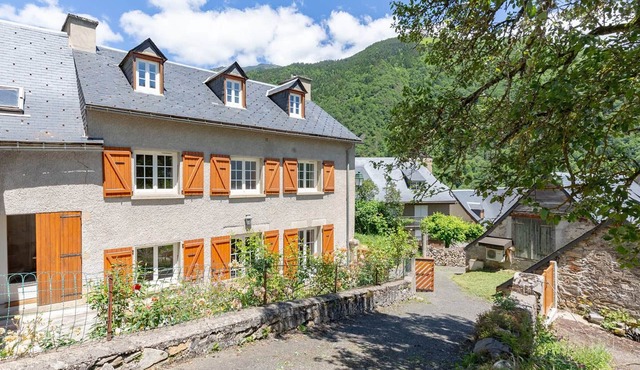 Charming 10-Person House with Wifi, Garden, and Terrace - 5 Min from Loudenvielle