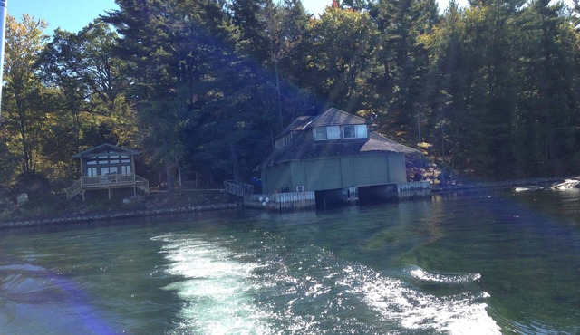 Charming 1000 Islands 4-bedroom cottage on Murray Isle, Clayton with WiFi access