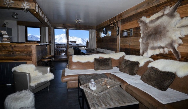 Charming 110 sq.m apartment in a chalet at the foot of the Val Thorens slopes.
