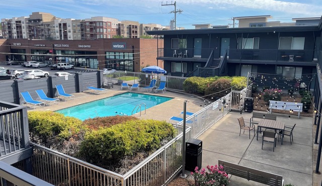 Charming 12 South Studio w Pool, Near Melrose, Downtown+Univ. 2 mi, Free Parking