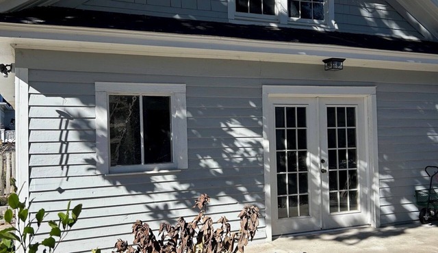 Charming 140-Year-Old Carriage House Walk to Downtown