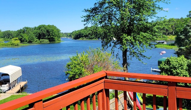 Charming 1450sqft Upstairs duplex on lobdell lk with amazing sunset views.