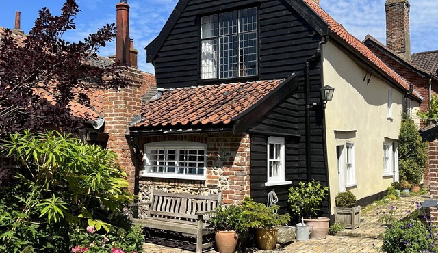 Charming 15th century cottage in elegant and historic Hingham
