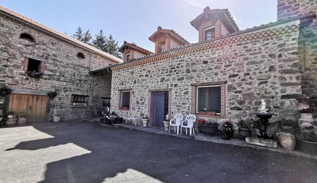 Charming 16th Century Cottage near Beautiful Villages, Private Lake Fishing, and Forest Trails