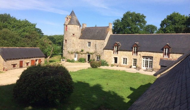 Charming 17th century manor for 8 people completely renovated a few km from Dinan