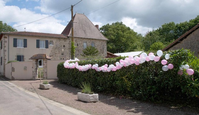 Charming 17th-Century Home with Pool, Fireplace, and Games - Accessible and Pet Friendly