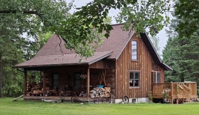 Charming 1800's Farmhouse on 20 acres, woodburning fireplace, & 4 miles to town.