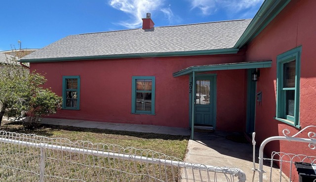 Charming 1800's fully modernized farmhouse in downtown Silver City- pet friendly