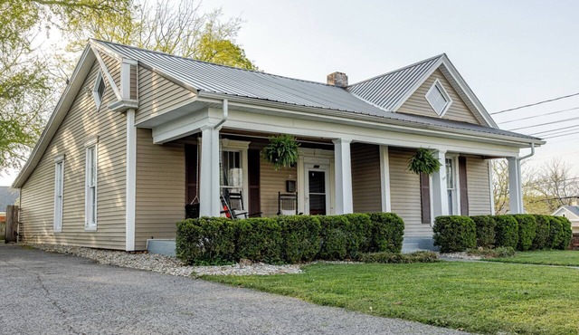 Charming 1851 Historic Home - Downtown Elizabethtown